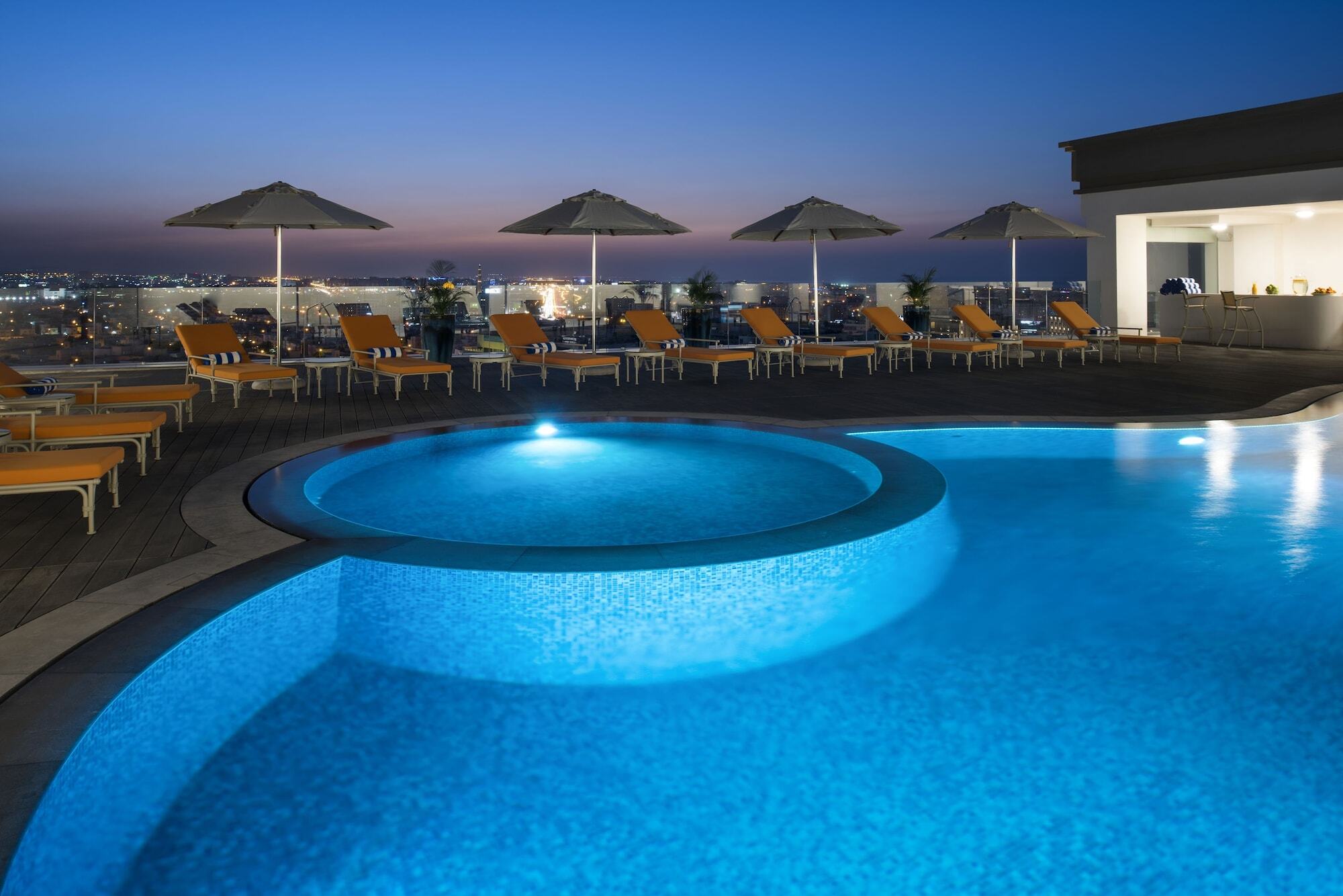 Fraser Suites Muscat Ngoại thất bức ảnh Rooftop pool at the Hilton Athens